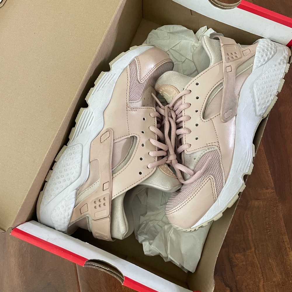 Nike Huarache Women's Blush Pink Sneakers Size 8